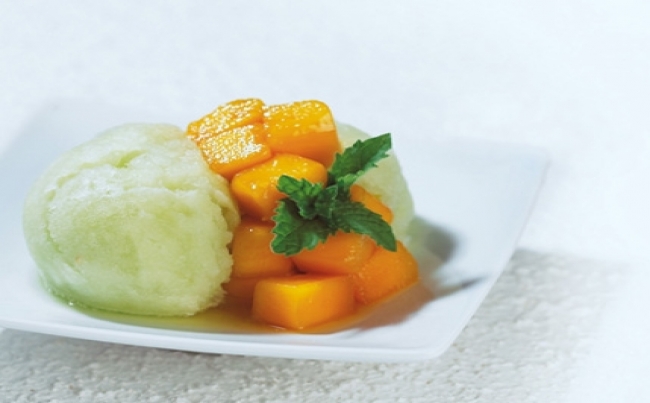Frozen de tuna y cubos de mango tibio al pisco
